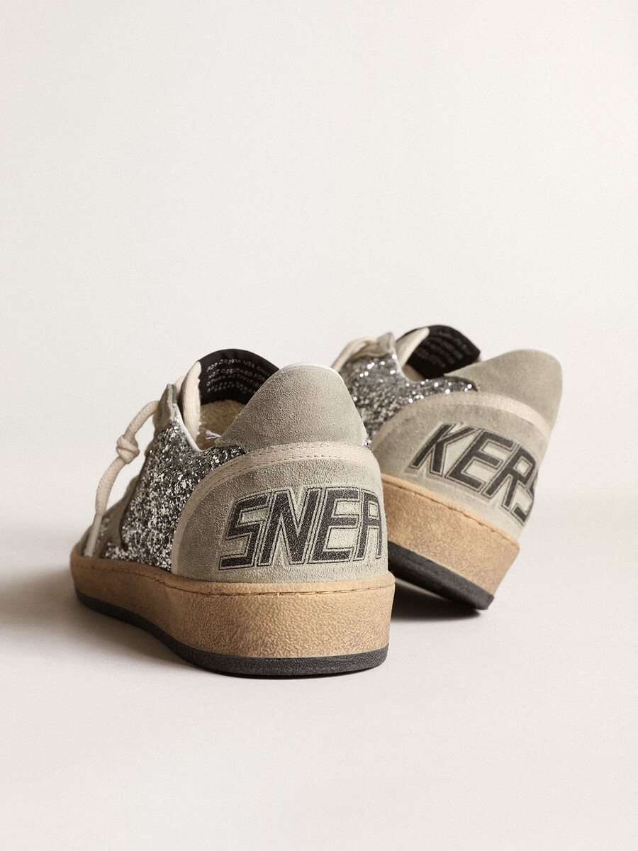 damesballerina in zilverkleurige glitter met inzetstukken van ijsgrijs suède.