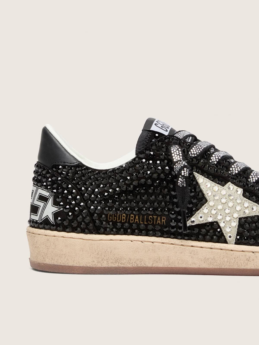 ball star in zwart suède met witte ster en swarovski-kristallen.
