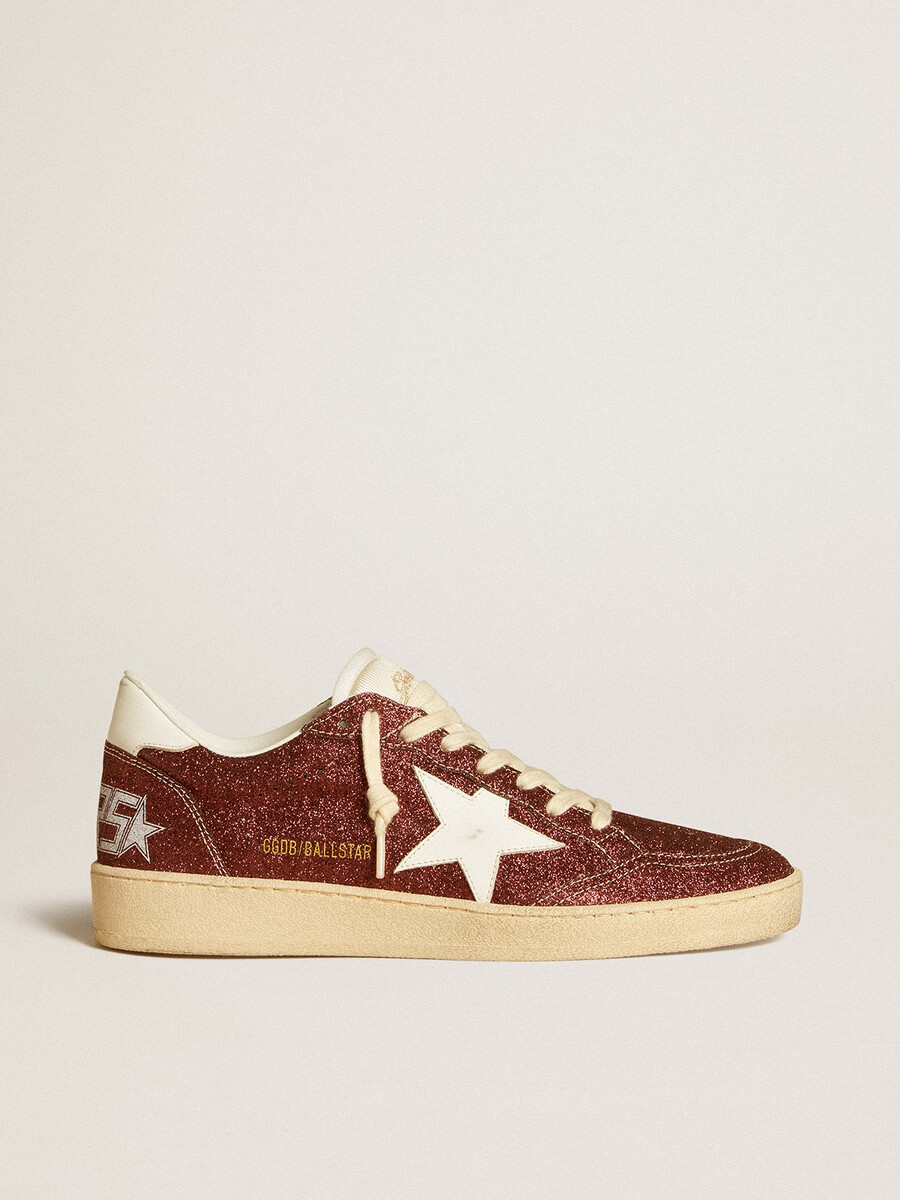 ball star in bordeauxrode glitter met witte leren ster en hielstuk.