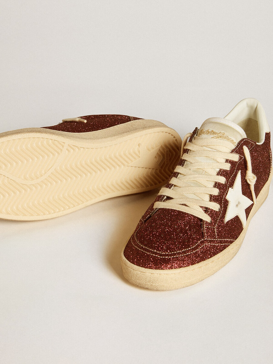 ball star in bordeauxrode glitter met witte leren ster en hielstuk.
