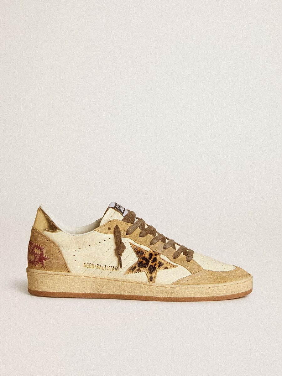 damesballerina met ster van nappaleer en suède met ster van ponyhuid en metallic hielstuk.