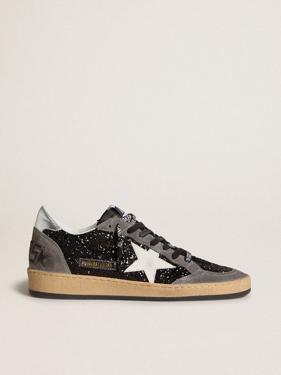 damesballerina met glitteraccenten leren ster en metallic leren hielstuk.