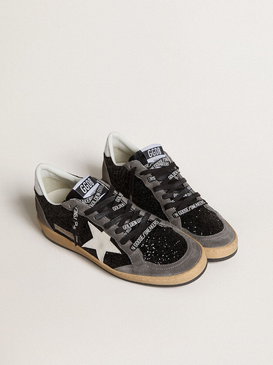 damesballerina met glitteraccenten leren ster en metallic leren hielstuk.