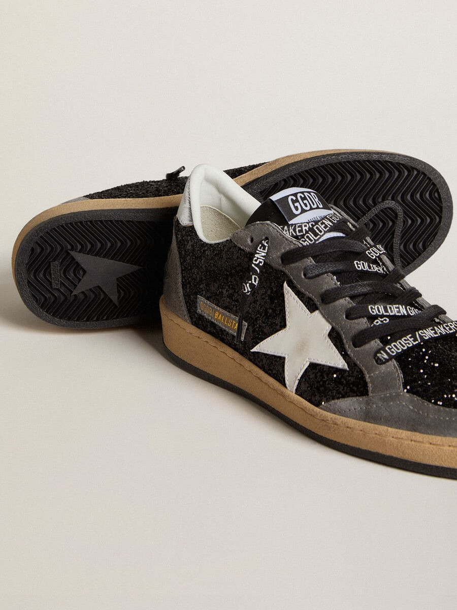 damesballerina met glitteraccenten leren ster en metallic leren hielstuk.