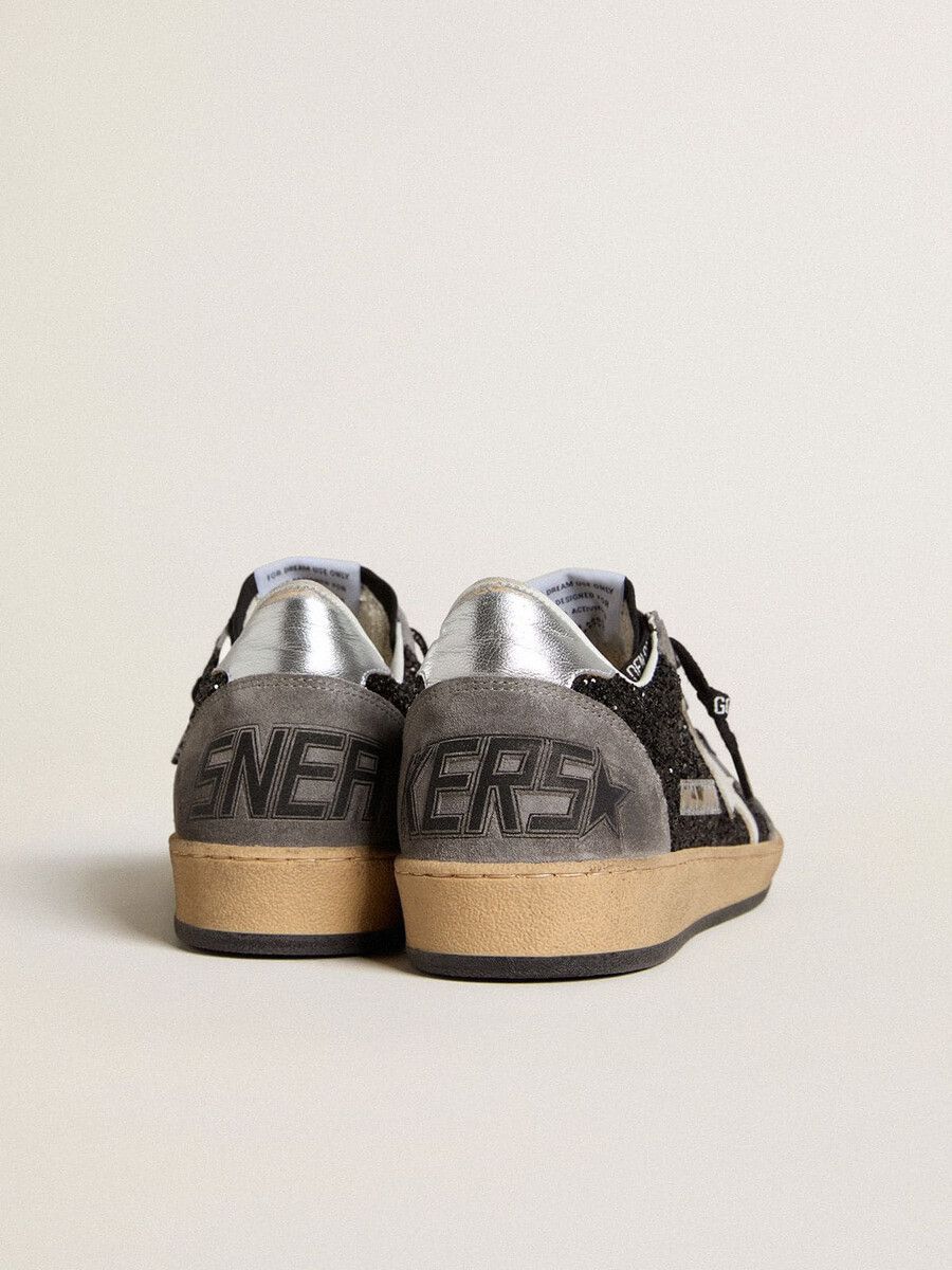 damesballerina met glitteraccenten leren ster en metallic leren hielstuk.