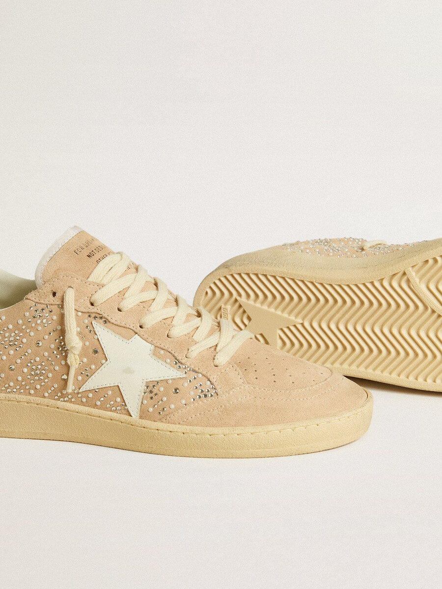 ball star van suède en swarovski-kristallen met leren ster en metalen hielstuk.