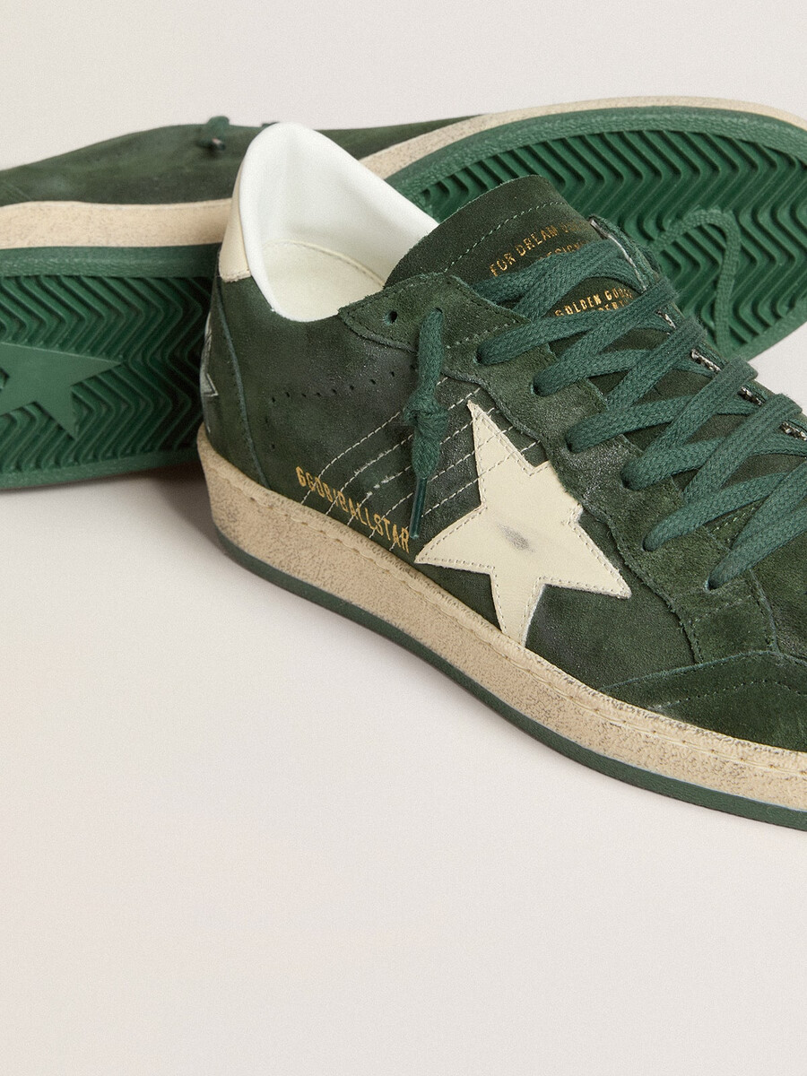 dames ball star in groen suède met witte leren ster en hielstuk.