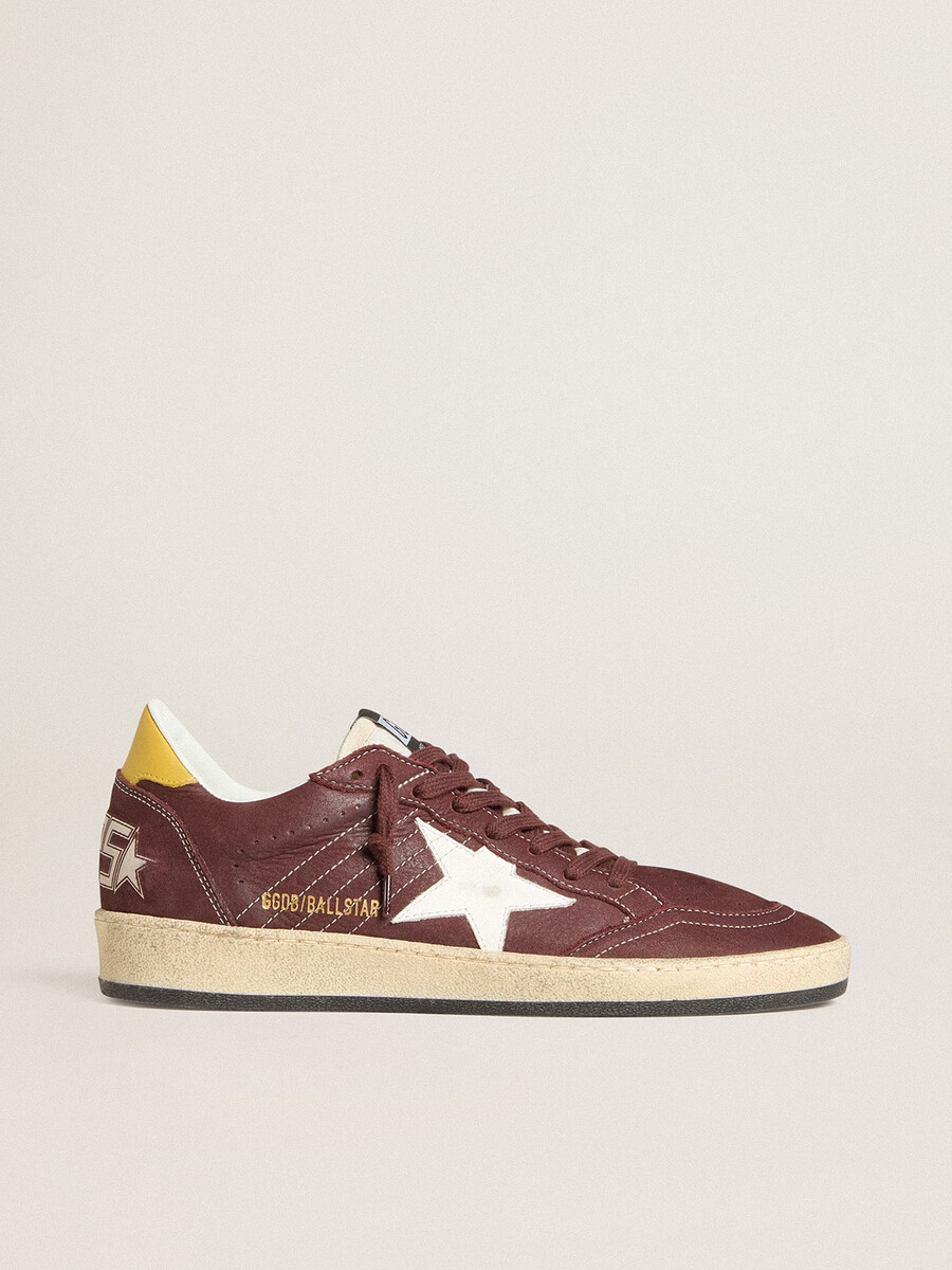 damesballerina met ster in chocoladebruin nubuck leren ster en hielstuk.