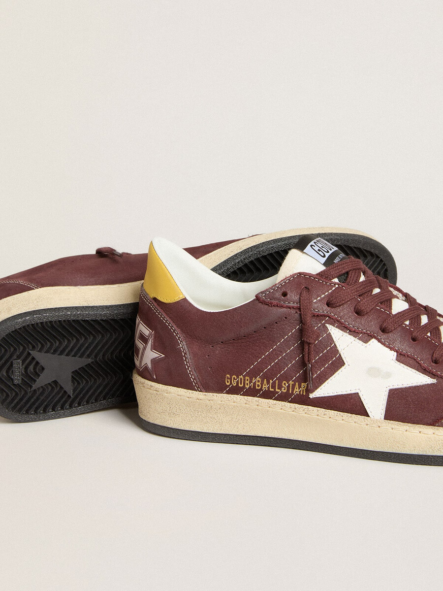 damesballerina met ster in chocoladebruin nubuck leren ster en hielstuk.