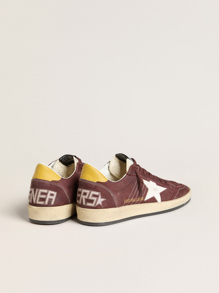 damesballerina met ster in chocoladebruin nubuck leren ster en hielstuk.