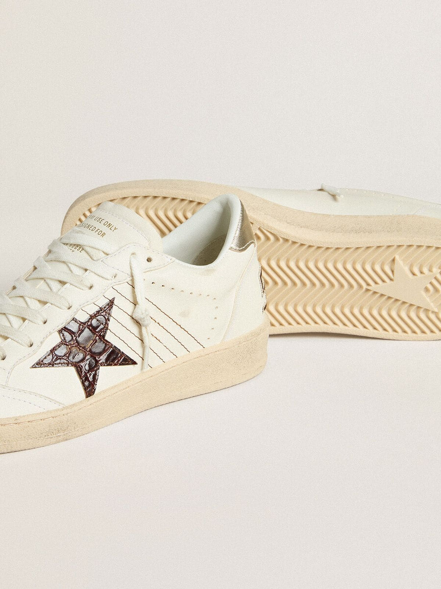ball star met bordeauxrode leren ster met krokodillenprint en gouden hielstuk.