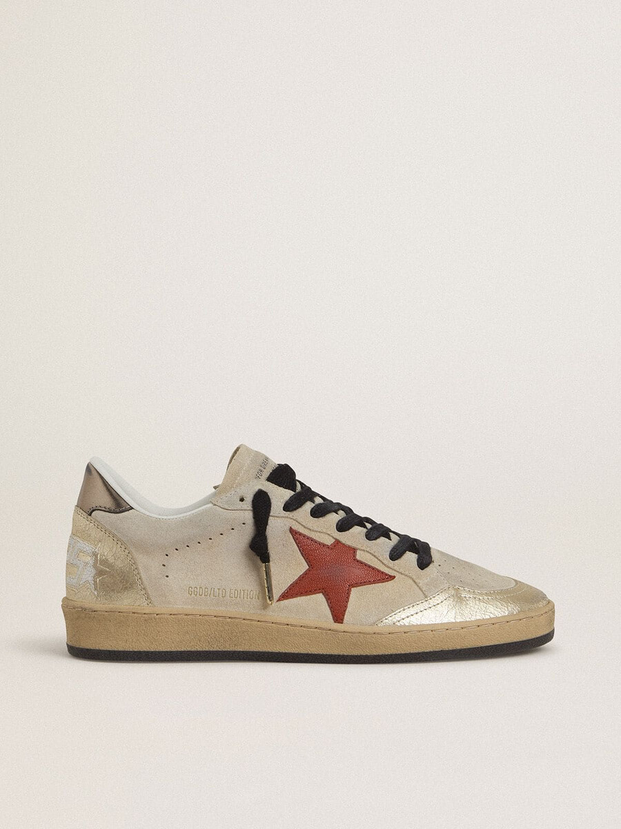 ball star in beige suède met rode leren ster en metallic bronskleurige leren hielstuk.