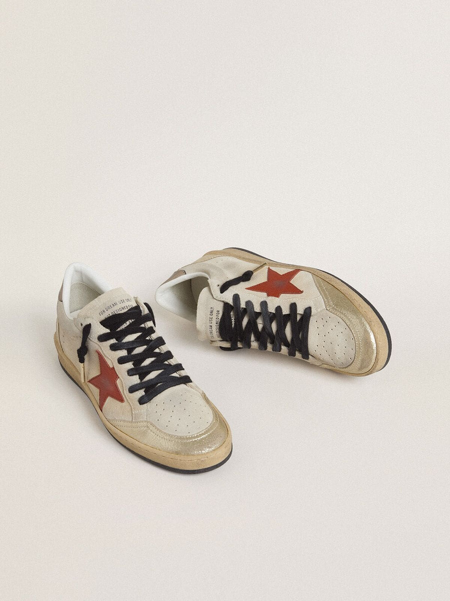 ball star in beige suède met rode leren ster en metallic bronskleurige leren hielstuk.