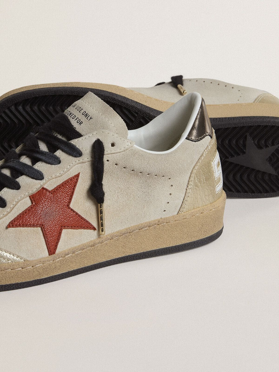 ball star in beige suède met rode leren ster en metallic bronskleurige leren hielstuk.