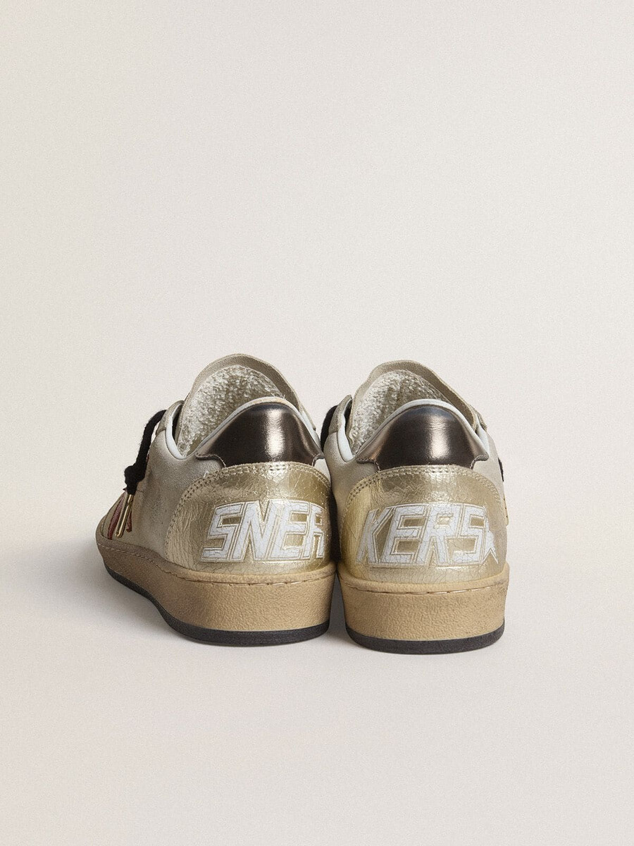ball star in beige suède met rode leren ster en metallic bronskleurige leren hielstuk.