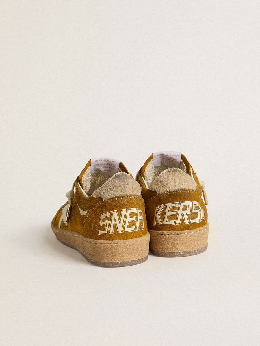 dames ball star van suède met beige leren ster en hielstuk van ponyhuid.