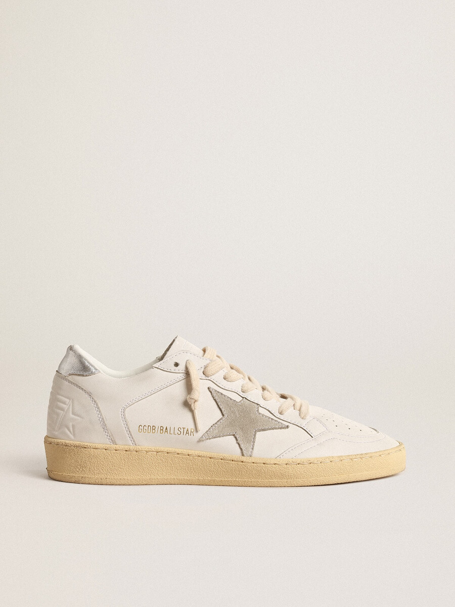 ball star met suède ster en metallic leren hielstuk.