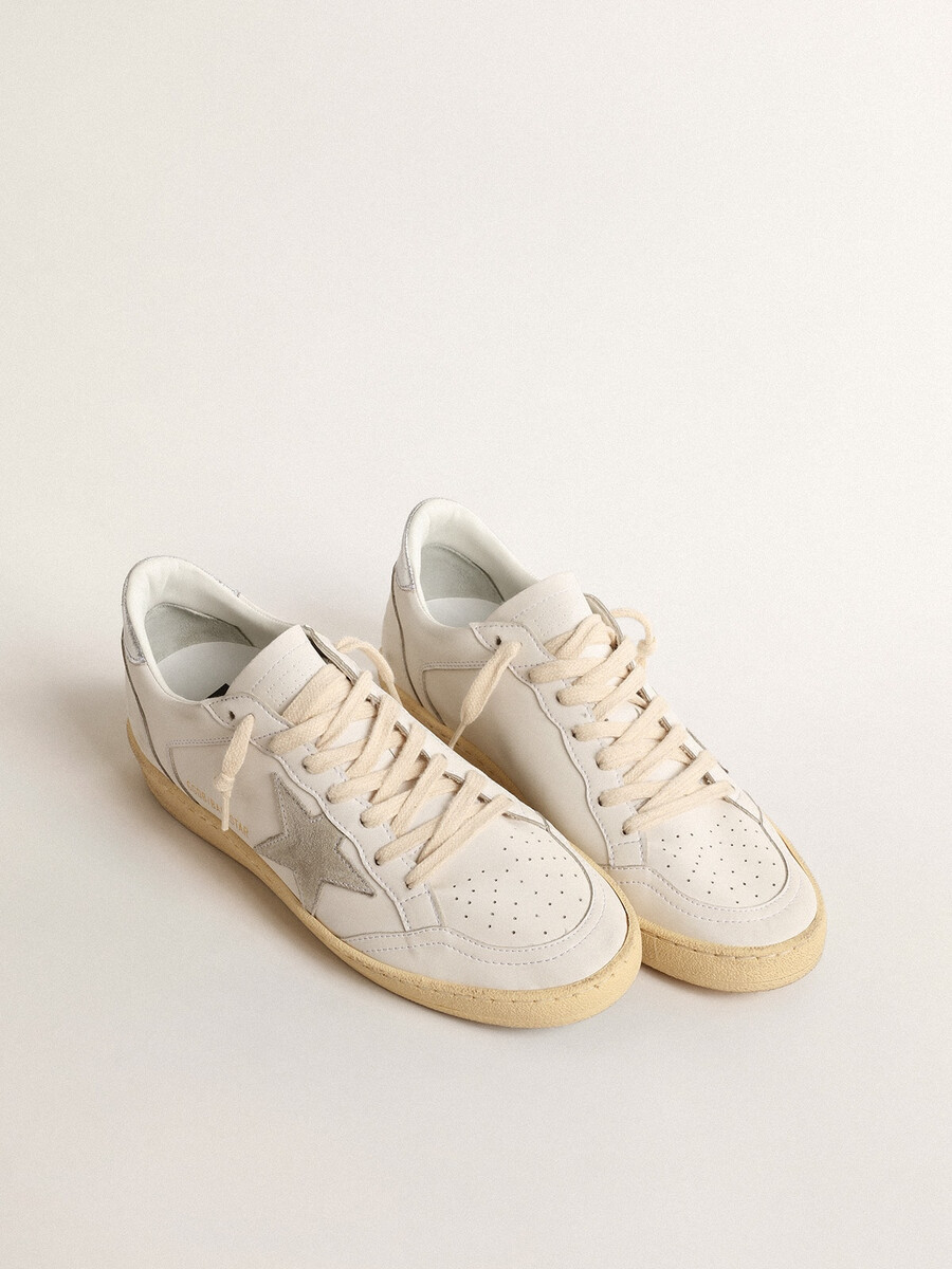 ball star met suède ster en metallic leren hielstuk.