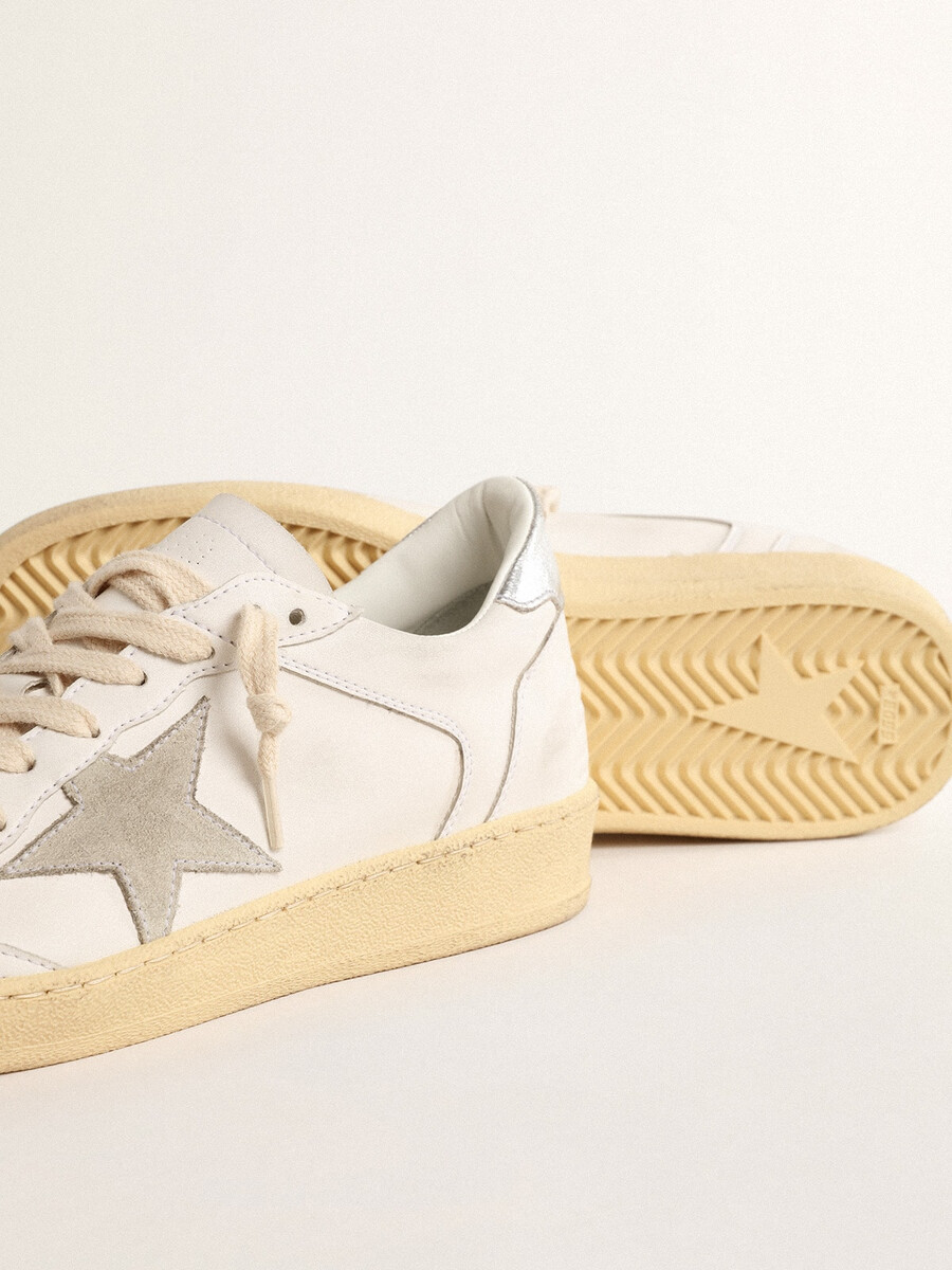 ball star met suède ster en metallic leren hielstuk.