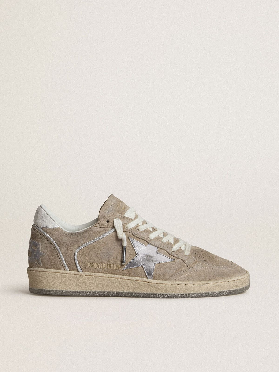 dames ball star ltd in beige suède met zilverkleurige metallic leren ster en witte leren hielstuk.