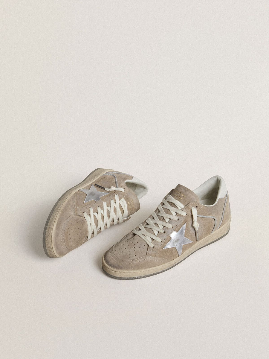 dames ball star ltd in beige suède met zilverkleurige metallic leren ster en witte leren hielstuk.