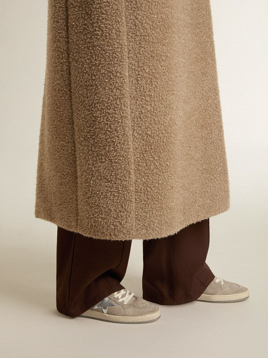 dames ball star ltd in beige suède met zilverkleurige metallic leren ster en witte leren hielstuk.