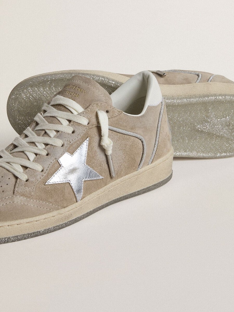 dames ball star ltd in beige suède met zilverkleurige metallic leren ster en witte leren hielstuk.
