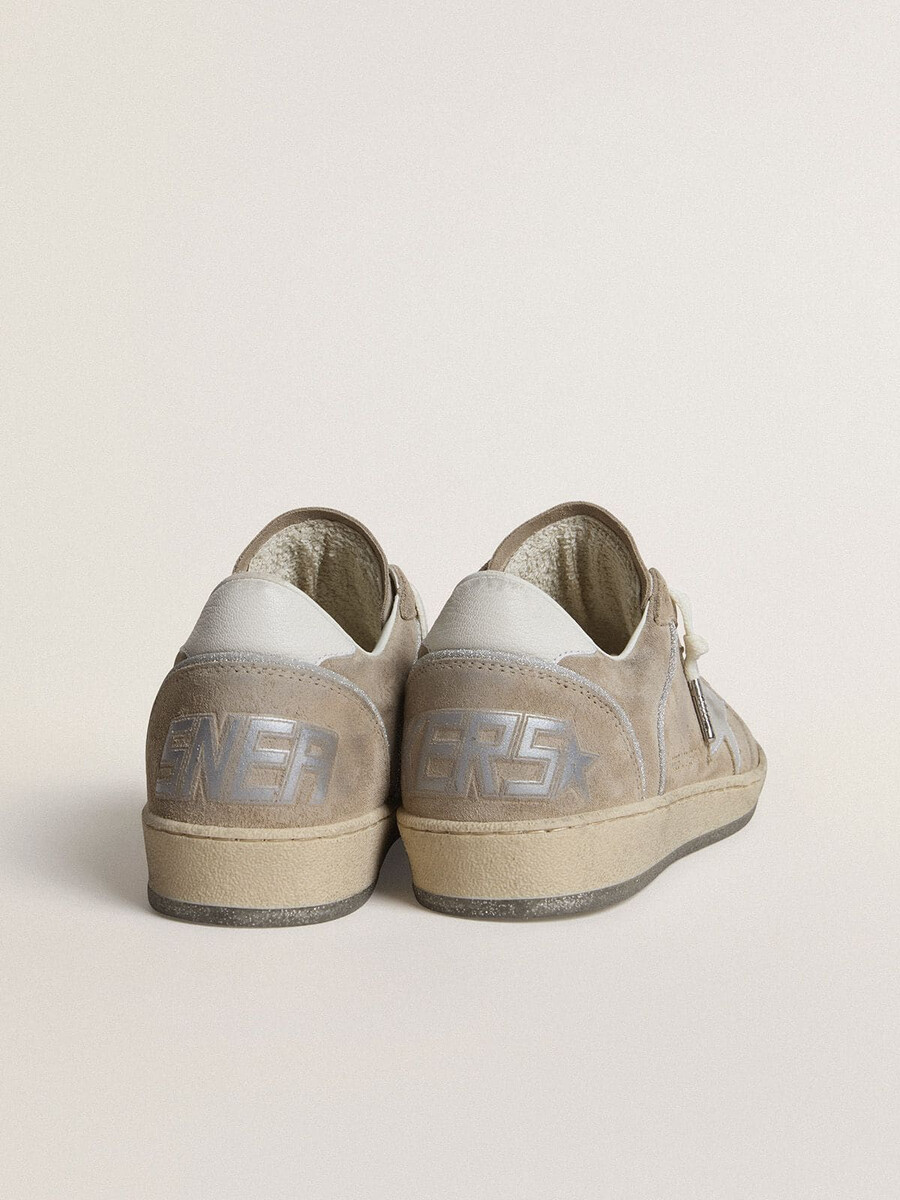 dames ball star ltd in beige suède met zilverkleurige metallic leren ster en witte leren hielstuk.