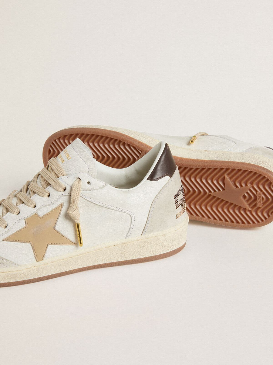dames ball star ltd met beige ster en zwart hielstuk.