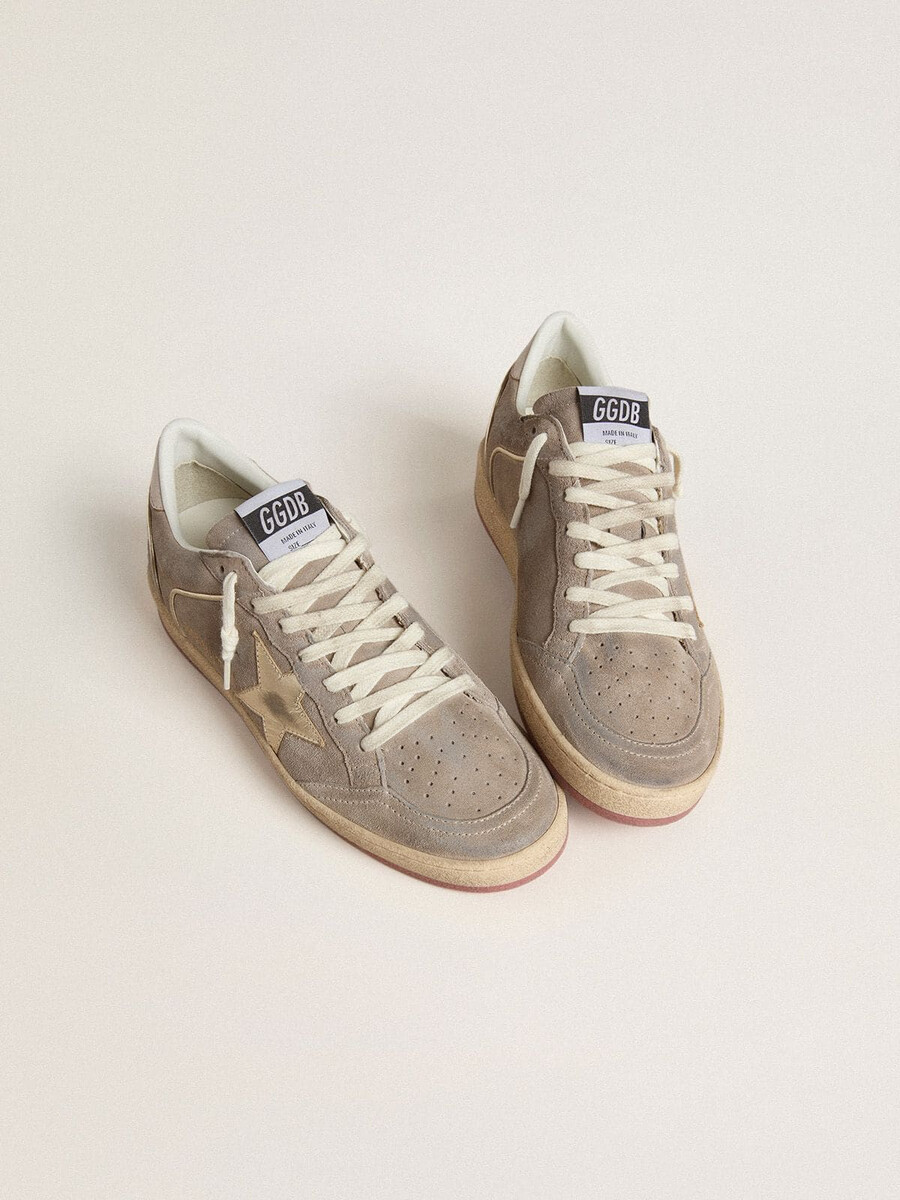 damesbalster in beige suède met gouden metallic leren ster en letters van kraaltjes.