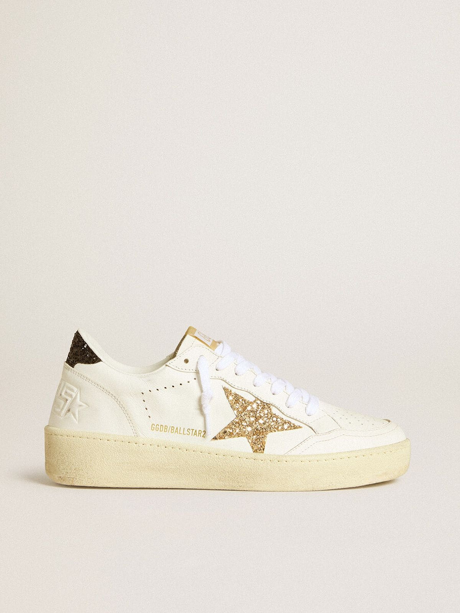 dames ball star in wit leer met gouden glitterster en zwarte glitterhiel.