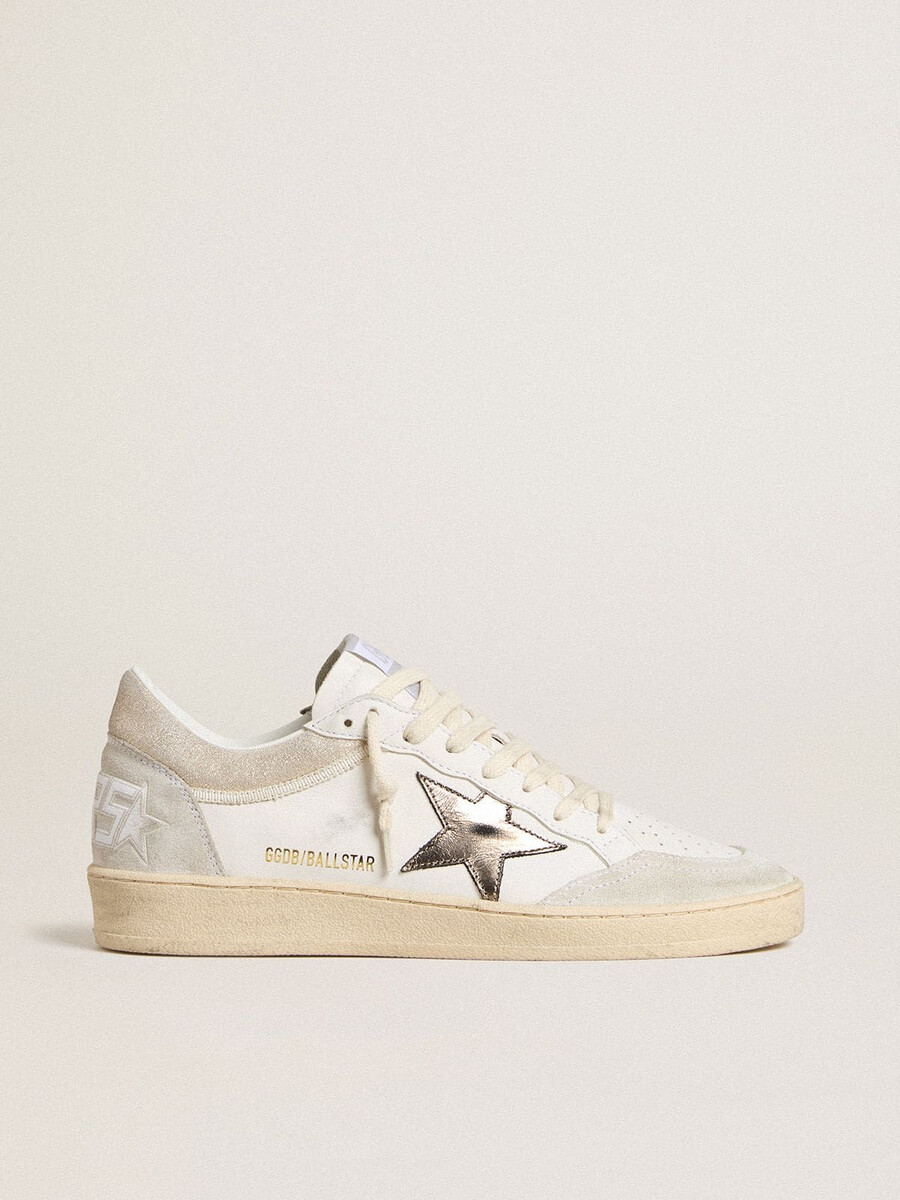 damesballerina met ster van metallic leer en hielstuk van glanzend leer.