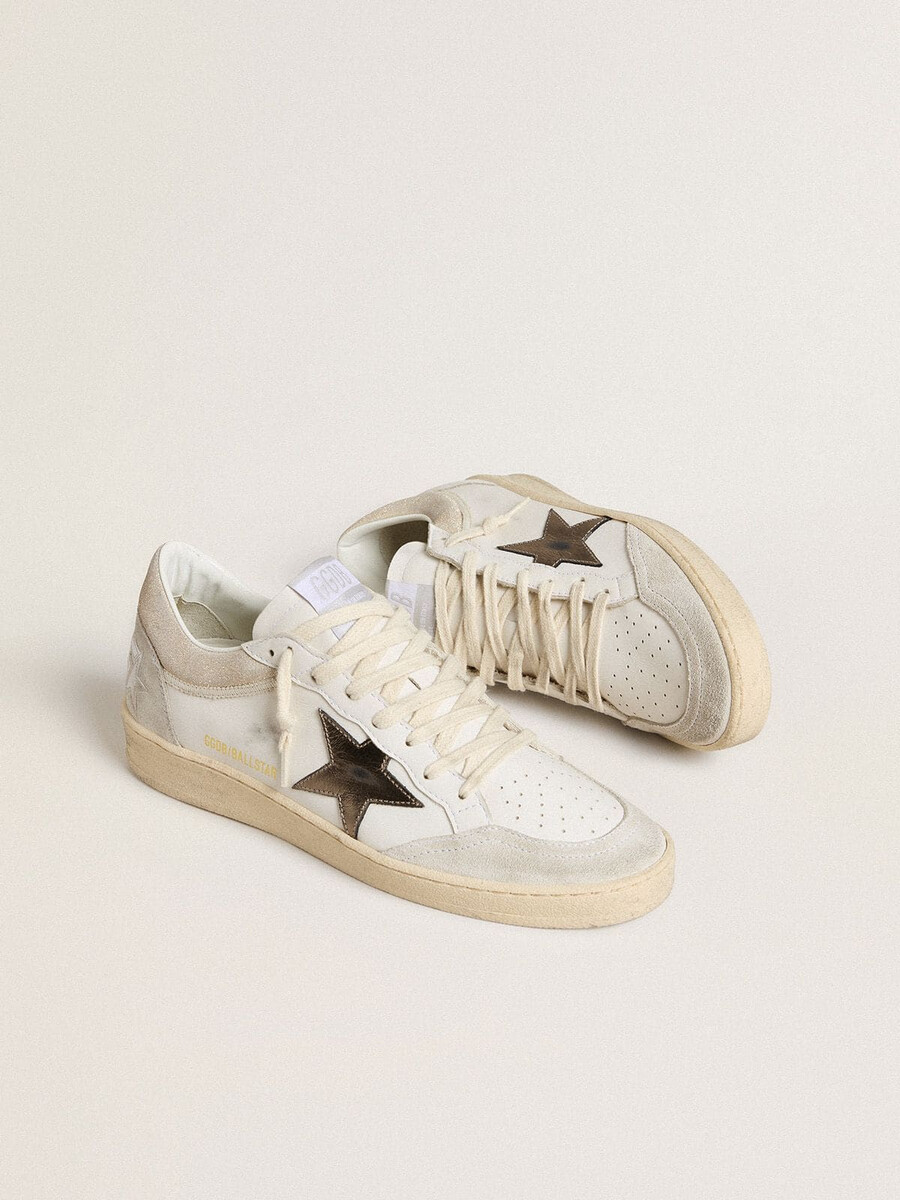 damesballerina met ster van metallic leer en hielstuk van glanzend leer.