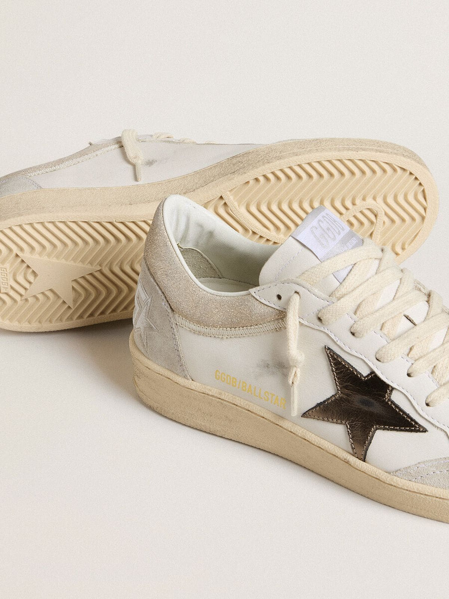 damesballerina met ster van metallic leer en hielstuk van glanzend leer.