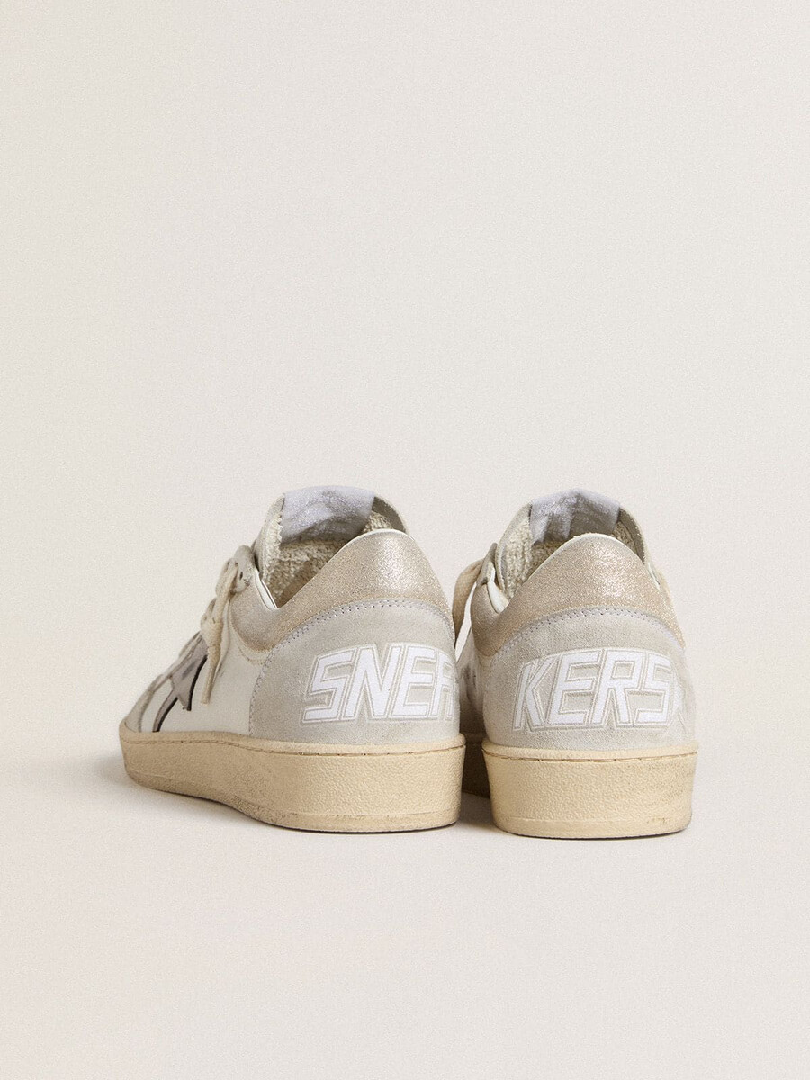damesballerina met ster van metallic leer en hielstuk van glanzend leer.