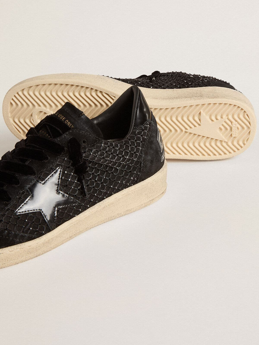 damesballerina met ster van mesh versierd met swarovski-kristallen en een zwarte gelamineerde leren ster en hielstuk.