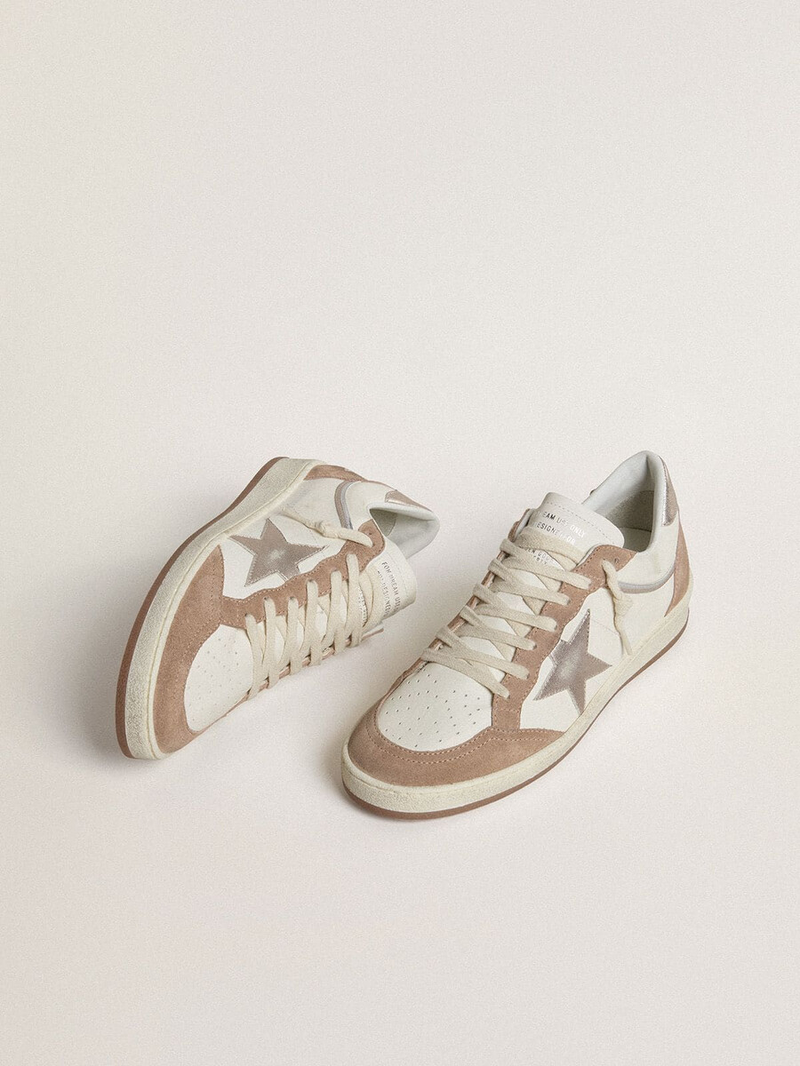 ball star ltd in wit nappaleer en oudroze suède met metallic zilverkleurige leren ster en hielstuk.