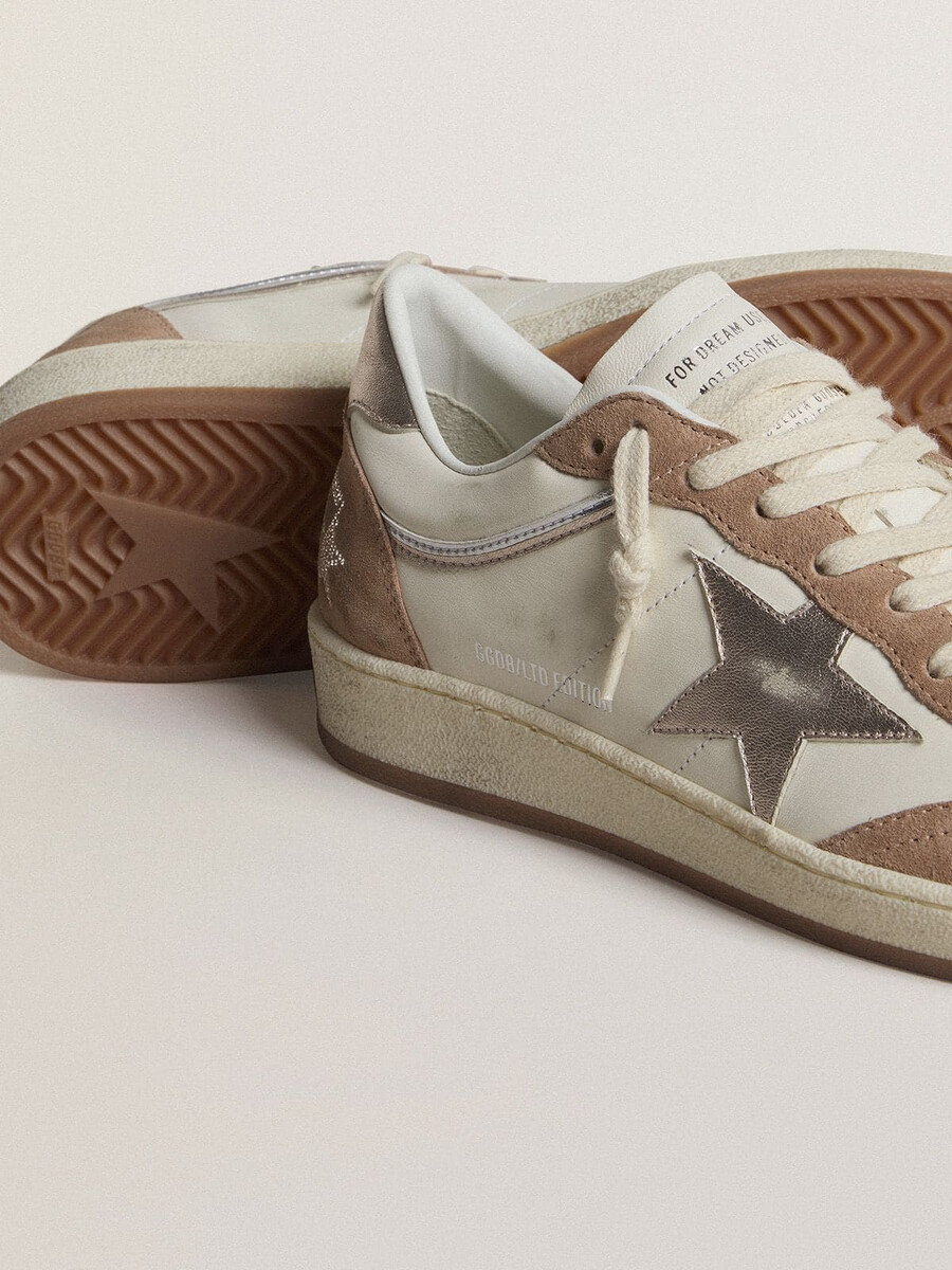 ball star ltd in wit nappaleer en oudroze suède met metallic zilverkleurige leren ster en hielstuk.
