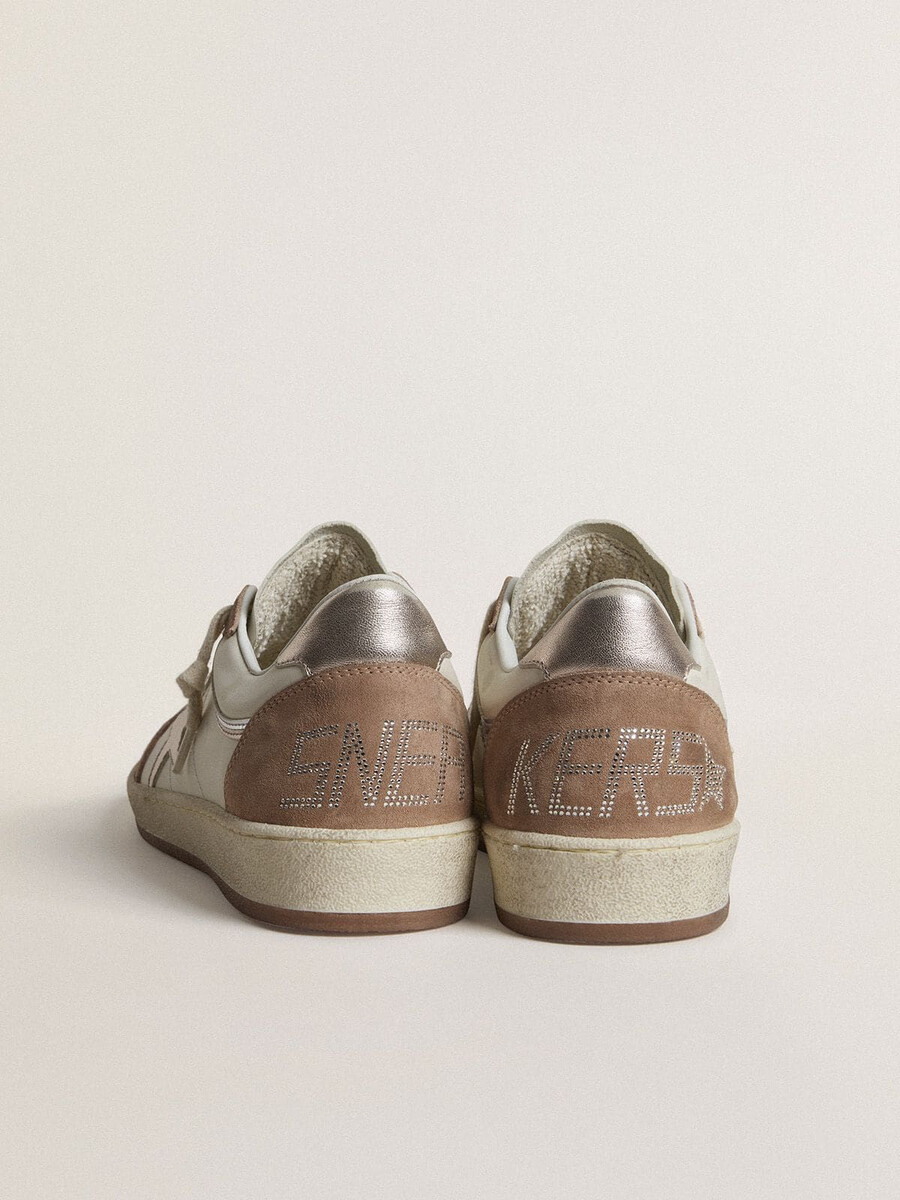 ball star ltd in wit nappaleer en oudroze suède met metallic zilverkleurige leren ster en hielstuk.