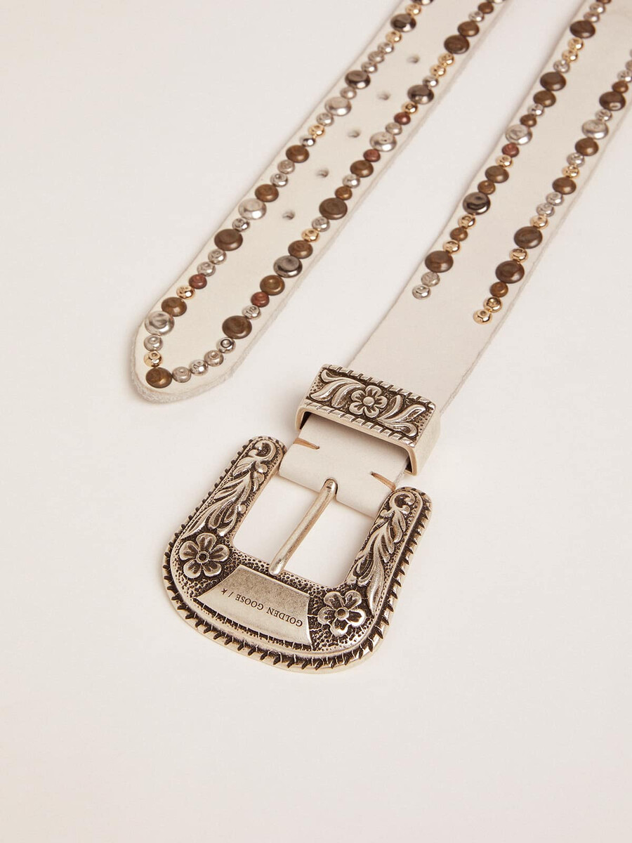 damesriem van wit leer met gekleurde studs.