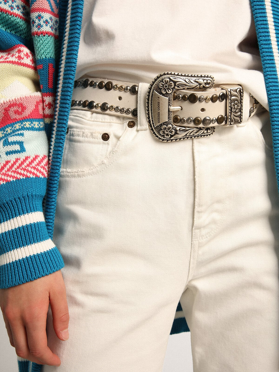 damesriem van wit leer met gekleurde studs.