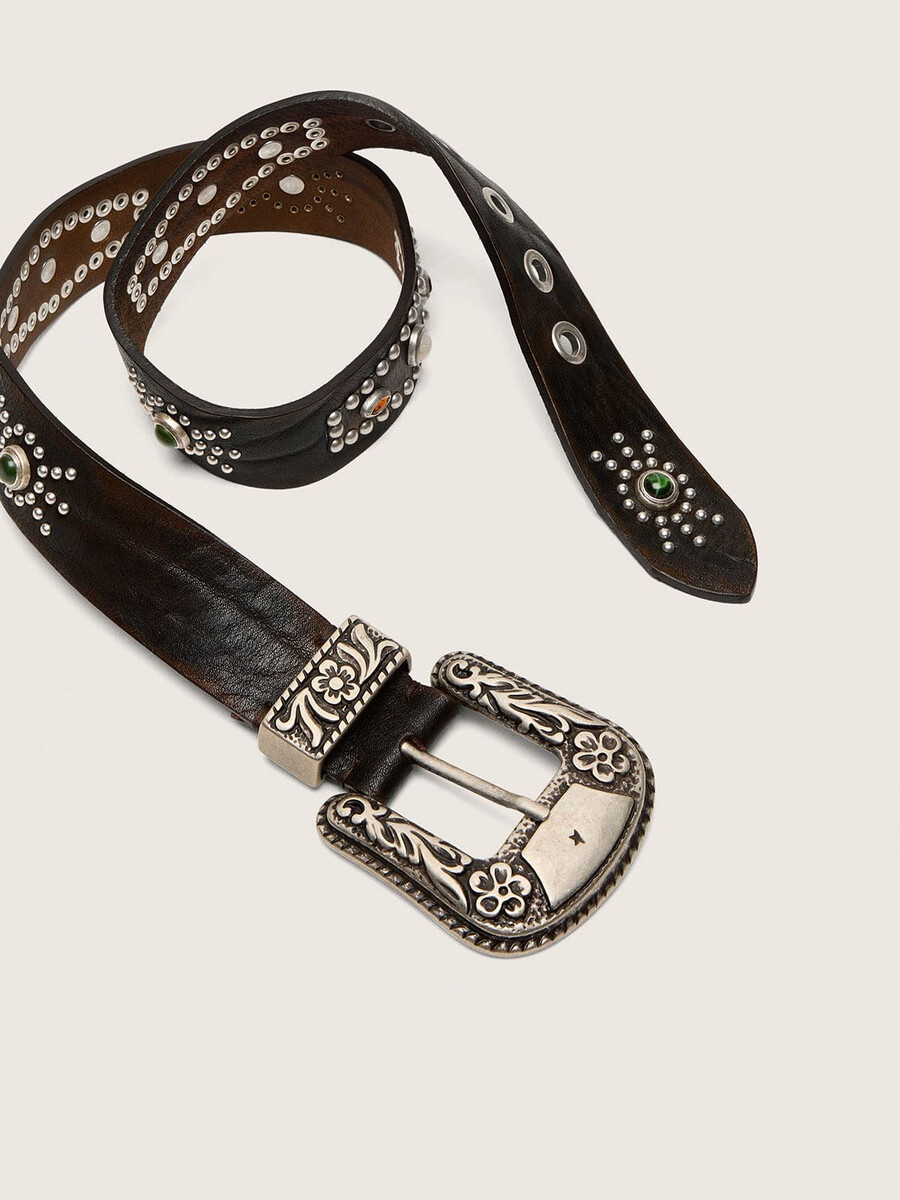 veterriem van lichtbruin gewassen leer met studs en inlays.