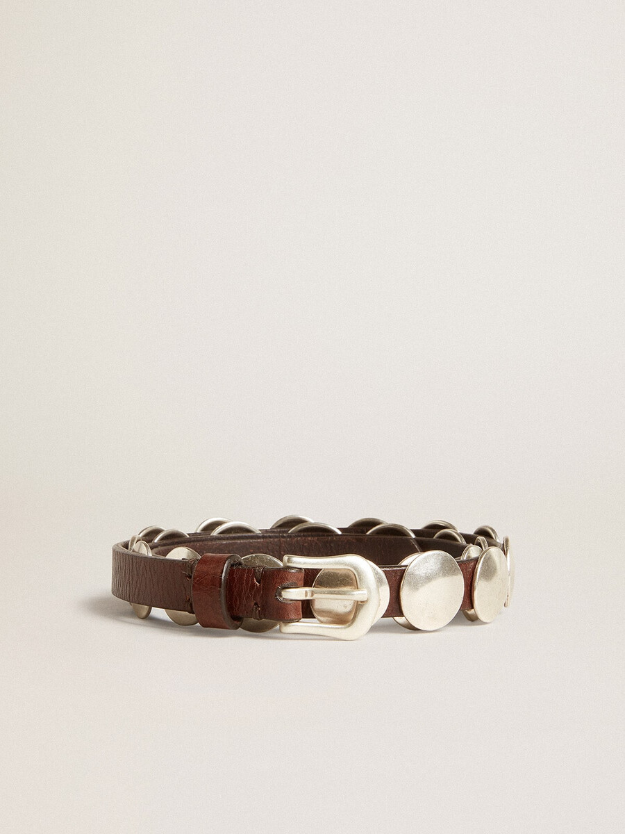 dunne trinidad-riem van donkerbruin leer met zilveren studs.
