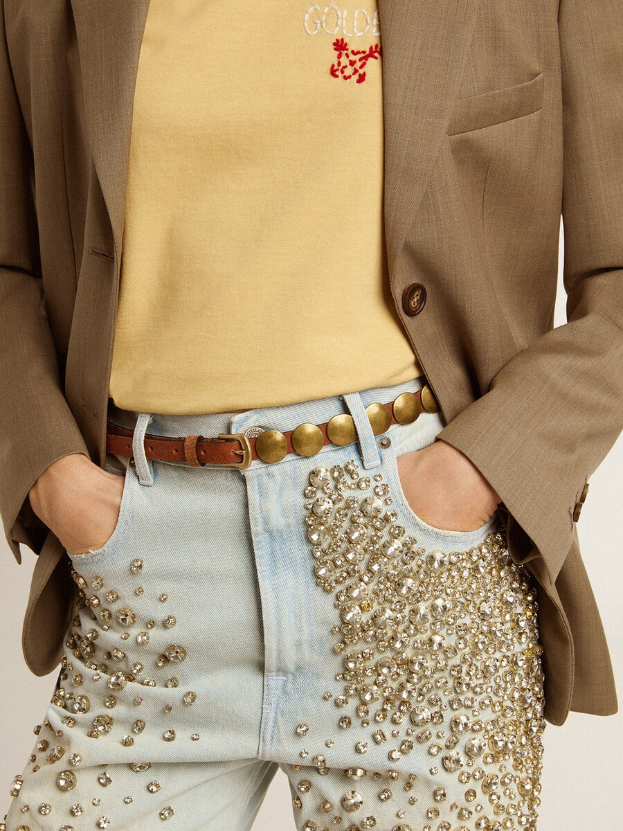 dunne trinidad-riem van donkerbruin leer met zilveren studs.