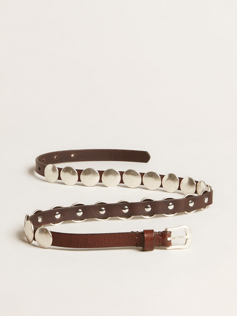 dunne trinidad-riem van donkerbruin leer met zilveren studs.