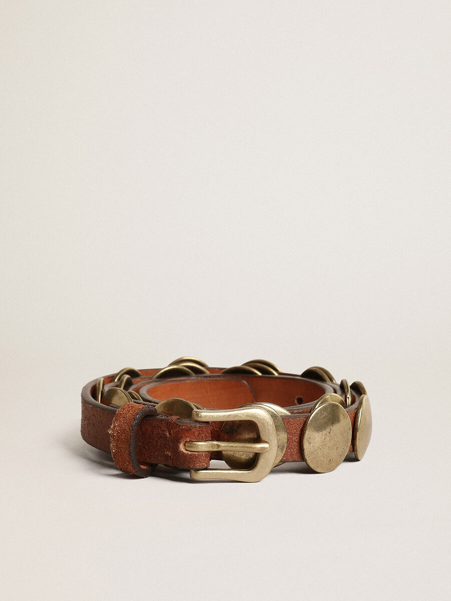 trinidad-riem van verouderd lichtbruin leer met grote gouden studs.