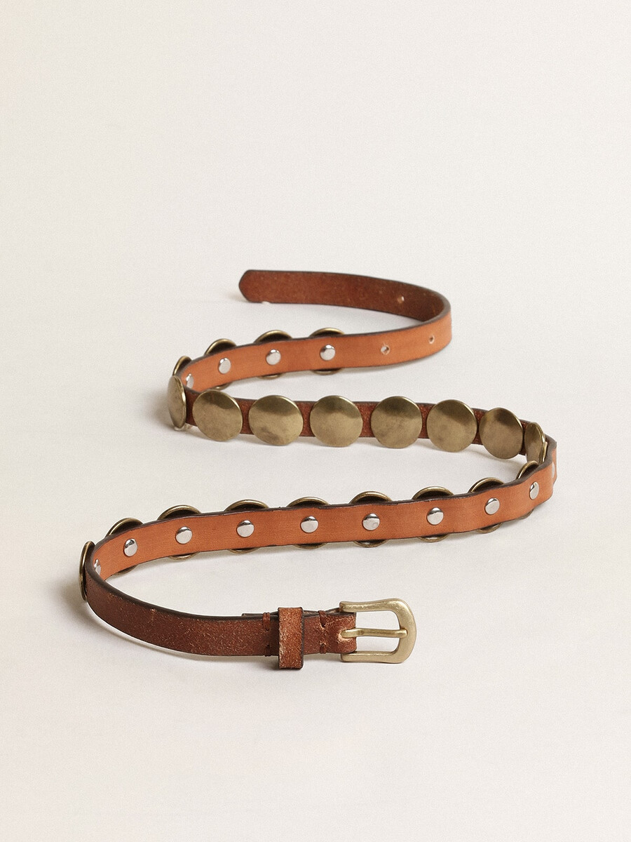 trinidad-riem van verouderd lichtbruin leer met grote gouden studs.