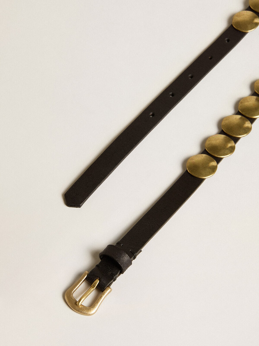 zwarte trinidad-riem van gewassen leer met gouden studs.
