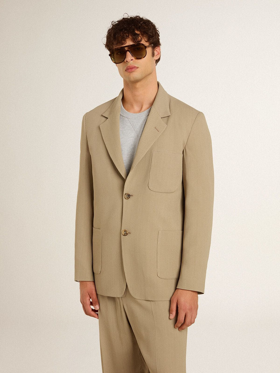 beige herenjas met krijtstreep enkele rij knopen en een oversized pasvorm.