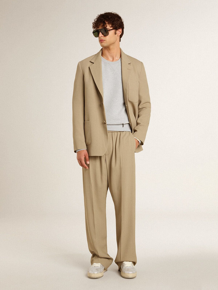 beige herenjas met krijtstreep enkele rij knopen en een oversized pasvorm.